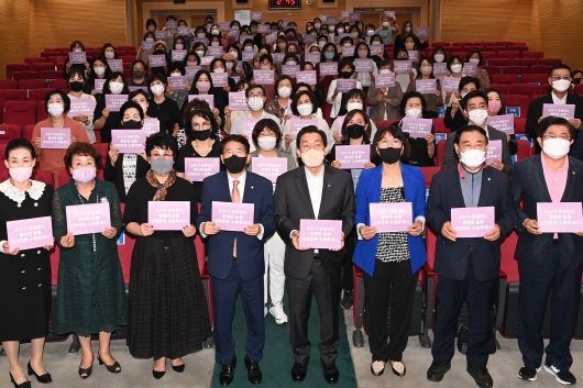 이재준 수원시장(앞줄 오른쪽 4번째), 김기정 수원시의회 의장(앞줄 오른쪽 5번째)를 비롯한 기념식 참가자들이 ‘모두가 존중받는 행복한 동행 성평등한 수원특례시’라는 글이 적힌 손팻말을 들고 있다.