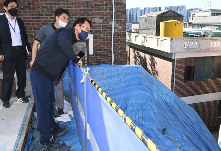 조청식 제1부시장이 비 피해가 발생했던 고등동 A연립주택을 점검하고 있다.