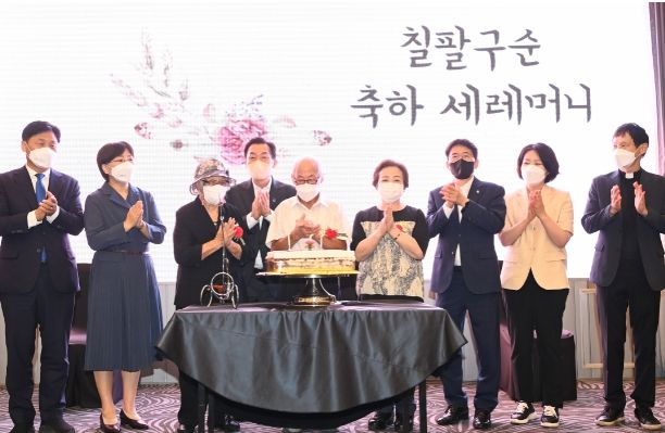 이재준 수원시장(왼쪽 4번째), 김기정 수원시의회 의장(오른쪽 3번째), 김영진 국회의원(왼쪽 1번째) 등이 생신을 맞은 어르신들을 축하하며 박수를 치고 있다.