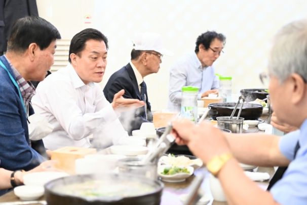 이재준 수원시장이 보훈단체 대표들과 대화하고 있다