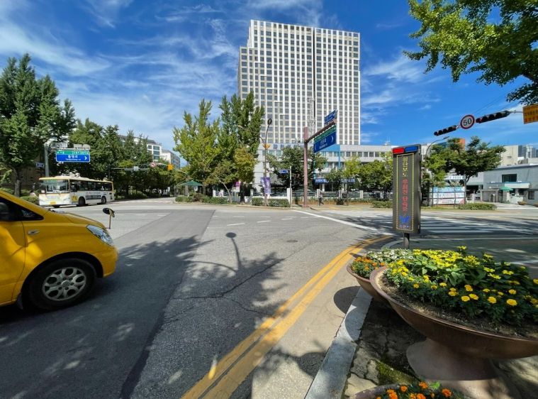 과천시 우회전 차량 보행자 경고시스템 설치 모습(시청사거리)