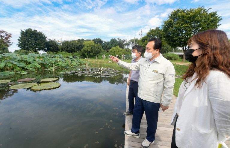 이권재 오산시장, 시민친화 오산천 조성 현장방문