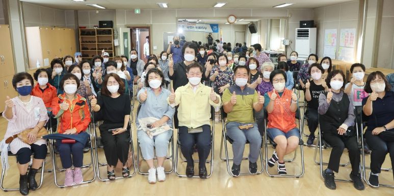 박승원 광명시장은 6일 광명3동에서 우리동네 시장실을 운영하며 소통행정을 이어갔다.