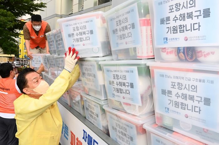 이재준 수원시장이 7일 오전 수원시자원봉사센터에서 포항시에 보낼 구호물품을 트럭에 싣고 있다.