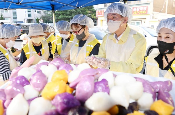 이재준 수원시장이 자원봉사자들과 함께 송편을 빚고 있다.