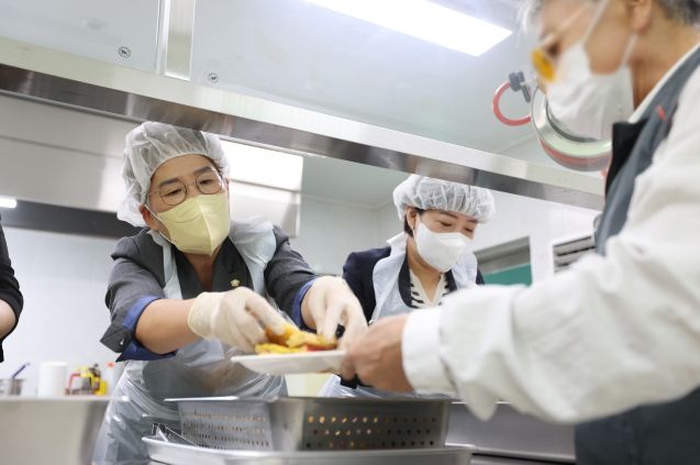 좌측부터 송미희 의장과 한지숙 의원