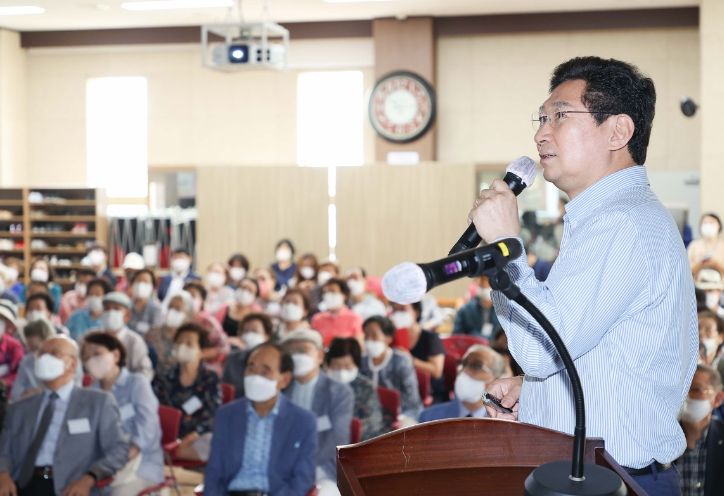 이상일 용인시장이 지난 7월 기흥노인대학 미술특강을 진행하고 있다