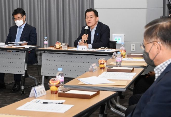이재준 수원시장이 회의에서 발언하고 있다.