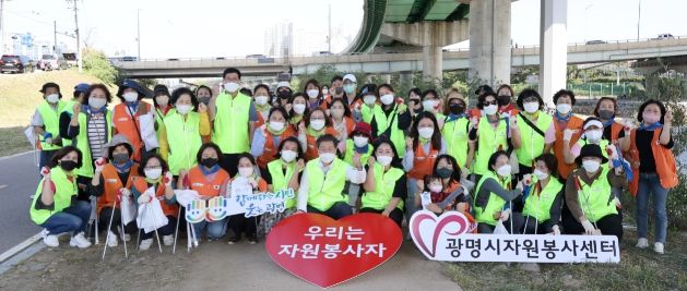 광명시자원봉사센터(이사장 박승원)와 안양시자원봉사센터는 22일 ‘광명-안양 그린뉴딜밸리’ 사업의 하나로 안양천 기아대교 인근에서 안양천 환경정화 활동을 펼쳤다.