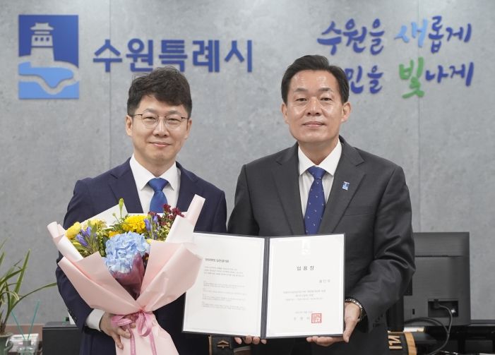 임용장 수여 후 이재준 수원시장(오른쪽)과 황인국 제2부시장이 함께하고 있다.