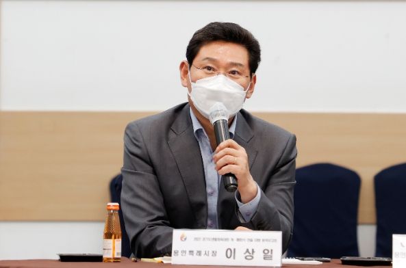 이상일 용인특례시장이 23일 열린 개·폐회식 연출 대행 용역보고회에서 관계자들과 개·폐회식 방향에 대해 논의하고 있다.