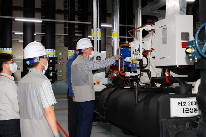 시 관계자가 수지구 한 쇼핑몰을 찾아 기계실 냉동기를 점검하고 있는 모습