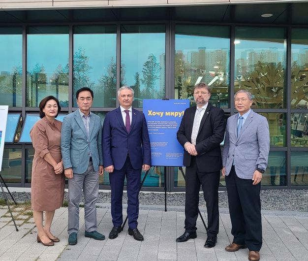 우측부터 한동만 평택시국제교류재단 고문, 주한 폴란드 대사, 주한 우크라이나 대사, 정장선 평택시장 내외