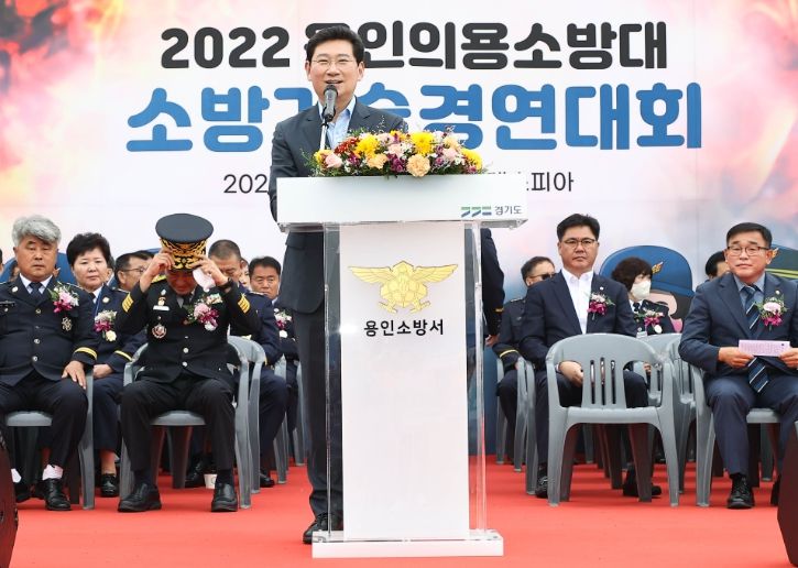 용인의용소방대 소방기술경연대회에서 인사말을 하고 있는 이상일 용인시장