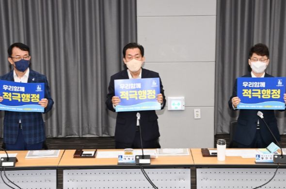 이재준 수원시장(가운데), 조청식 제1부시장(오른쪽), 황인국 제2부시장(왼쪽)이 적극행정 실천을 다짐하고 있다.