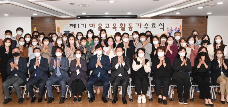 이재준 수원시장(앞줄 가운데)과 수료생, 관계자들이 기념촬영을 하고 있다.