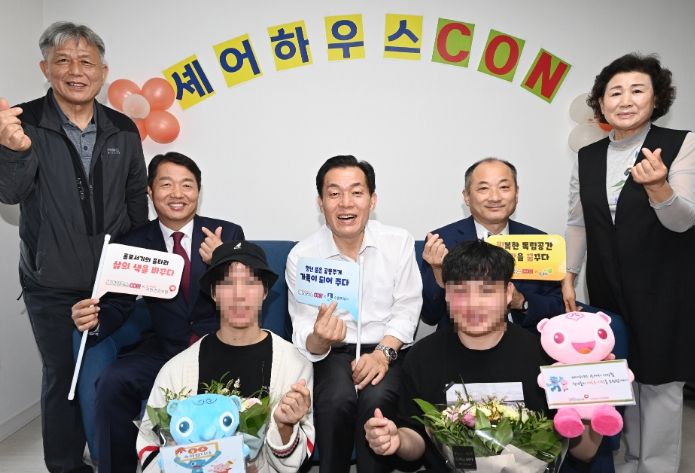 이재준 시장이 셰어하우스 CON에 입주한 자립준비청년들과 함께하고 있다.