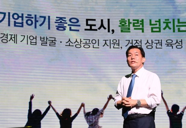 이재준 수원시장이 민선 8기 수원특례시 비전과 정책을 발표하고 있다.
