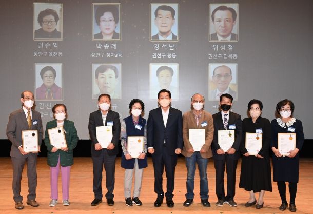 이재준 수원시장이 표창을 받은 어르신들과 함께하고 있다.