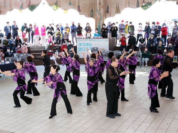 지난 7일, 8일 유성구 두드림 공연장 일원에서 2022 앙코르 실버페스티벌이 개최된 가운데, 어르신 동아리팀이 공연을 선보이고 있다.