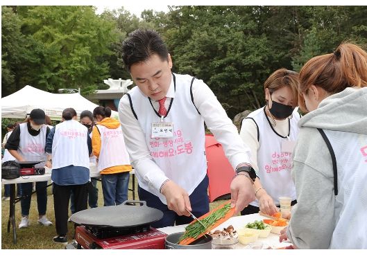오언석 도봉구청장은 '도봉 초등캠퍼' 프로그램에 참석해 학부모들과 직접 캠핑요리를 해보고 의견을 나누는 시간을 가졌다