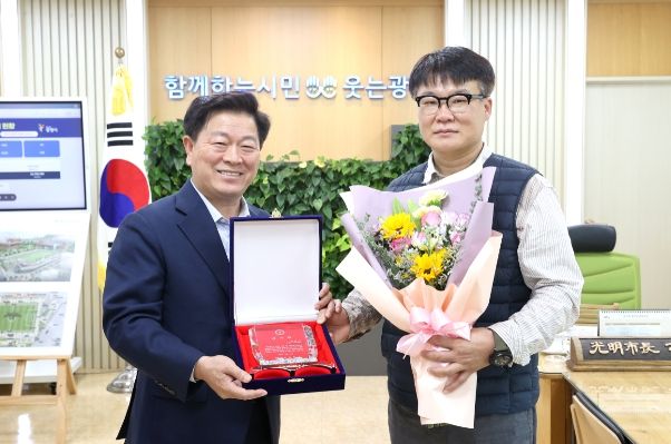 광명시는 12일 시청 시장실에서 지난 2일 연립 주택 화재 현장에서 사다리차로 이웃 주민 다섯 명의 생명을 구한 ‘사다리차 의인’ 김형욱 의인에게 감사패를 전달했다-왼쪽 박승원 광명시장, 오른쪽 김형욱 의인