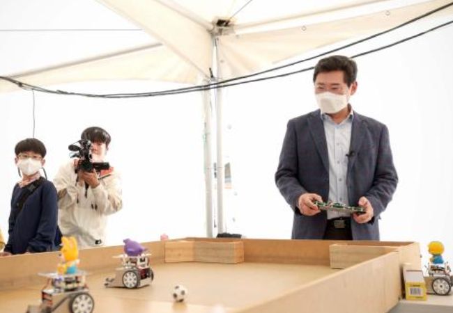 용인사이버과학축제에서 로봇체험을 하고 있는 이상일 용인특례시장