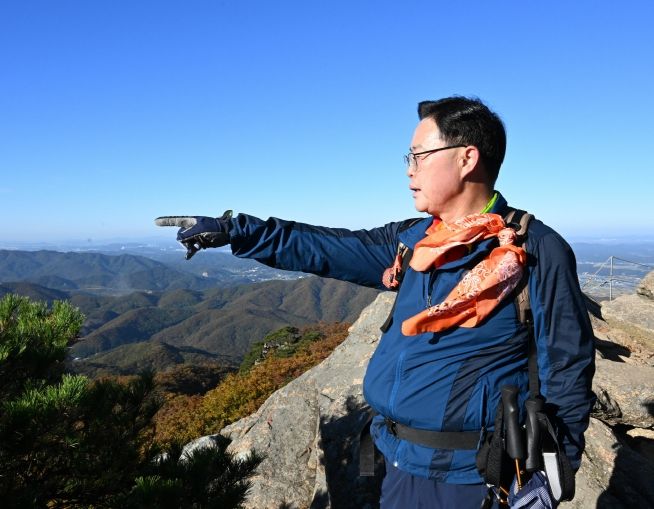 감악산 정상에 선 강수현 양주시장