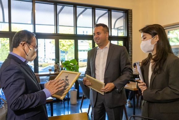 참전용사의 손자 캐빈 멀둔 뉴포트비치시 시장, 유엔군참전 사진전시회 방문