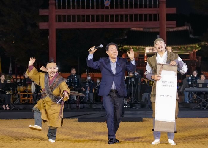 이재준 수원시장이 폐막 공연에 함께하고 있다.