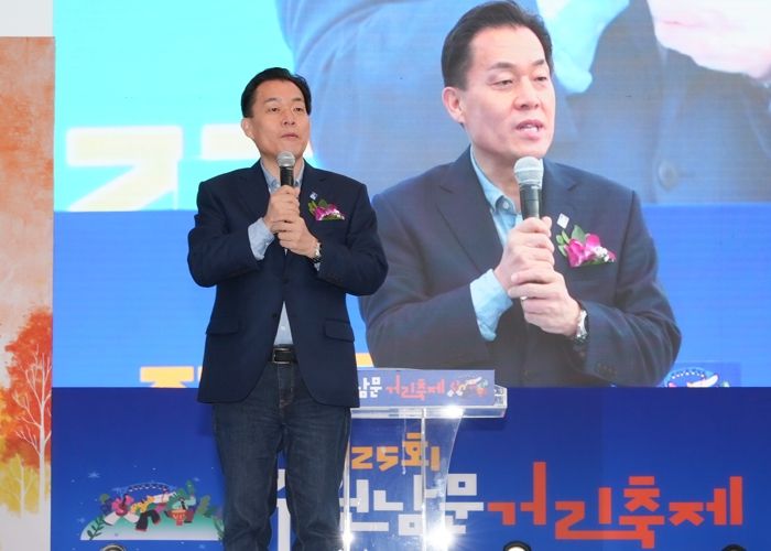 이재준 시장이 제25회 수원남문 거리축제에서 인사말을 하고 있다.