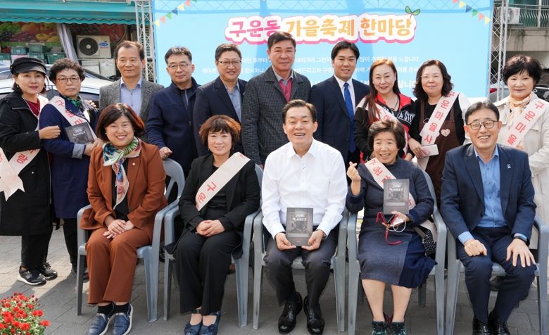 이재준 수원특례시장이 행사 참석자들과 함께하고 있다.