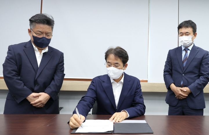 이동환 시장이 ‘경제자유구역 추진단 구성 계획’을 1호 공식문서로 결재하고 있다.