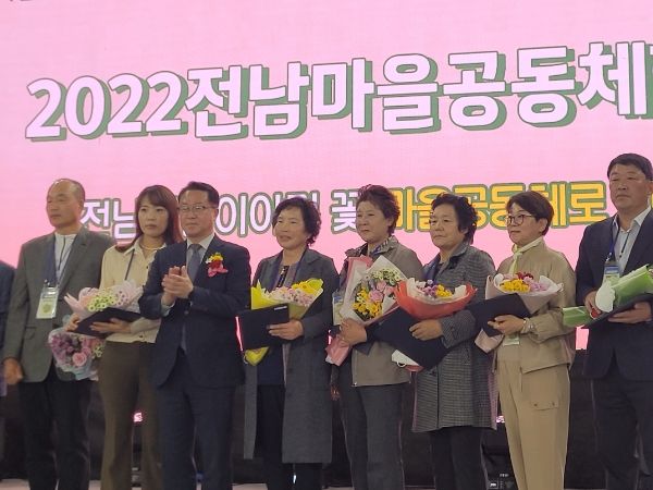 문은자 오손도손할미손공동체 대표가 상을 받고 있다