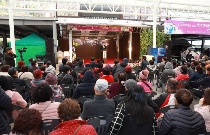 고인돌시장 고객 감사 잔치 : 구복규 화순군수가 축사하는 모습.