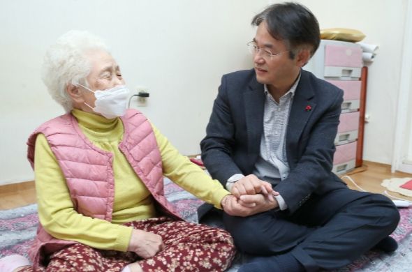 이동환 고양특례시장이 독거 어르신의 안부를 묻고 있다