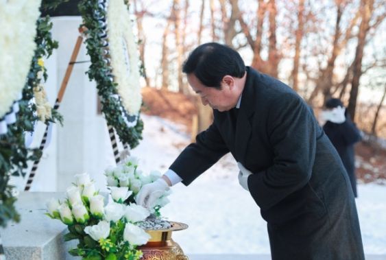 현충탑에서 참배하고 있는 주광덕 남양주시장