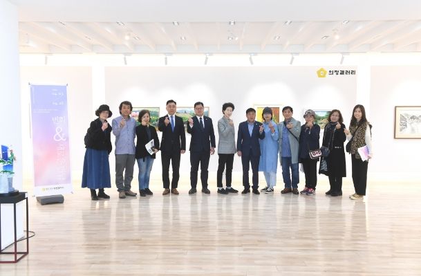 윤창철 의장과 정희태·김현수 의원이 양주미술협회 소속작가들과 함께 기념촬영을 하고 있다.