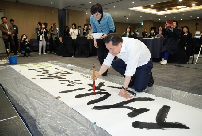 이재준 수원특례시장이 수원시 2050 탄소중립 시민토론회에서 시민들과 함께 탄소중립을 다짐하는 문구를 완성하고 있다.
