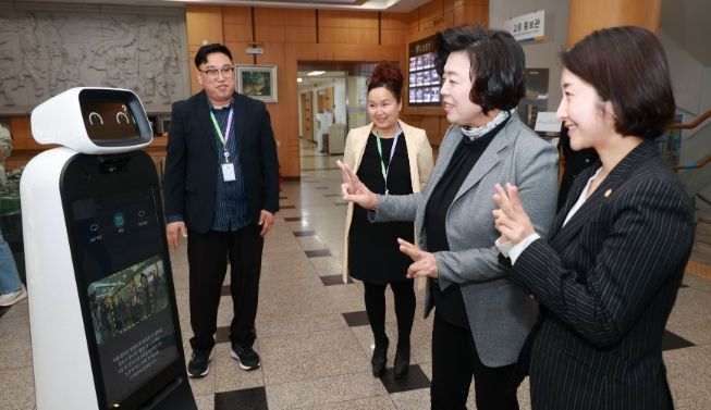 신계용 과천시장이 17일 과천시정 로비에서 진행된 체험행사에서 AI로봇을 통해 사진을 촬영하고 있다