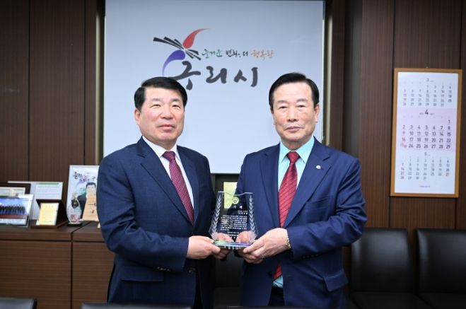 백경현 구리시장과 김용인 대한민국 재향경우회 중앙회장