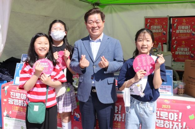 광명시청소년재단(왼쪽에서 세번째 박승원 이사장) 청소년진로지원센터는 지난 2일과 3일 광명시민체육관 광장과 잔디 구장 일대에서 청소년 진로 박람회 '진로야! 광명하자~!'를 성황리에 개최했다.