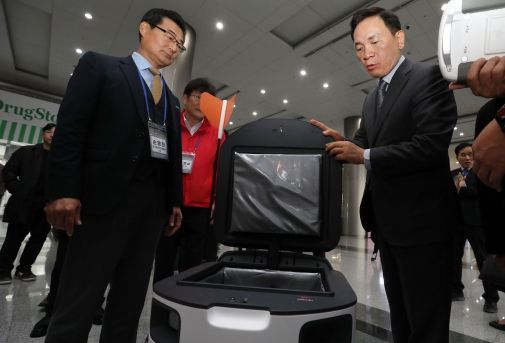 조성명 강남구청장(오른쪽)이 페스티벌에서 배달 로봇을 살펴보고 있다.