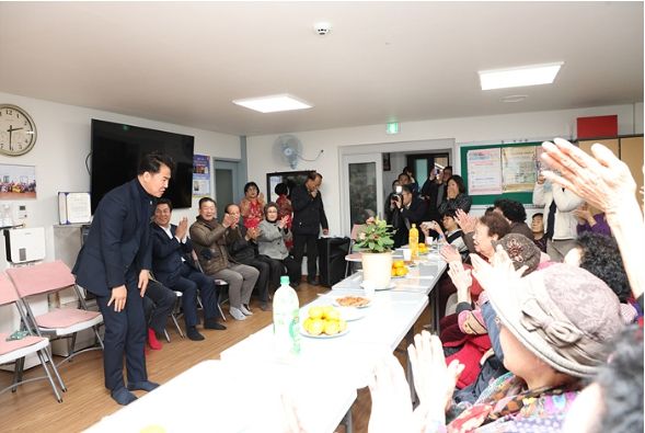 오언석 도봉구청장이 청학경로당 어르신들께 축하 인사를 드리고 있다