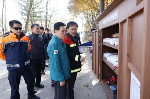 진교훈 서울 강서구청장(오른쪽 두 번째)이 24일(금) 오후 개화산 약사사 일대에서 열린 ‘유관기관 합동 산불진압훈련’에 참여해 산불진화용 장비를 살펴보고 있다.