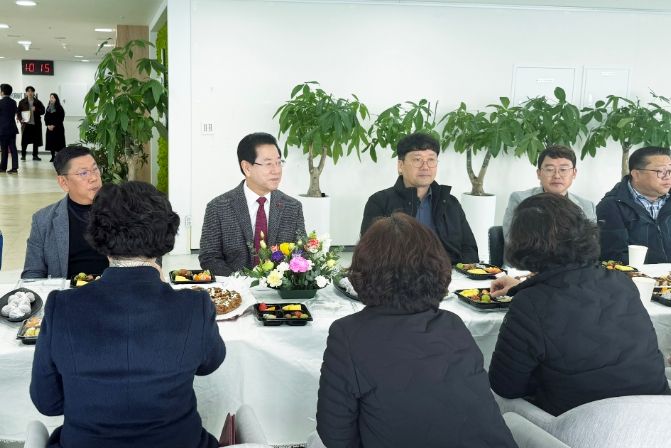 김영록 전라남도지사는 28일 도청 장보고전망대에서 환경미화, 시설관리, 민원안내, 청원경찰 등 현장 근무 직원 소통간담회를 열어 직원 애로사항을 살피고 있다.