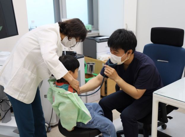 _곡성군에서 운영하는 ‘매일 만나는 소아과’에서 진료를 받고 있는 모습