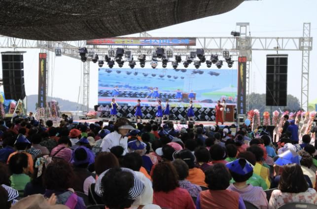 재작년에 열린 금일 다시마 축제의 공연 장면