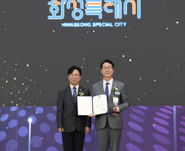 정명근 화성특례시장이 지난달 30일 2025년 전국 지자체 일자리대상에서 공시제 부문 최우수상을 수상하고 김영훈 고용노동부 장관과 기념 촬영을 하고 있다