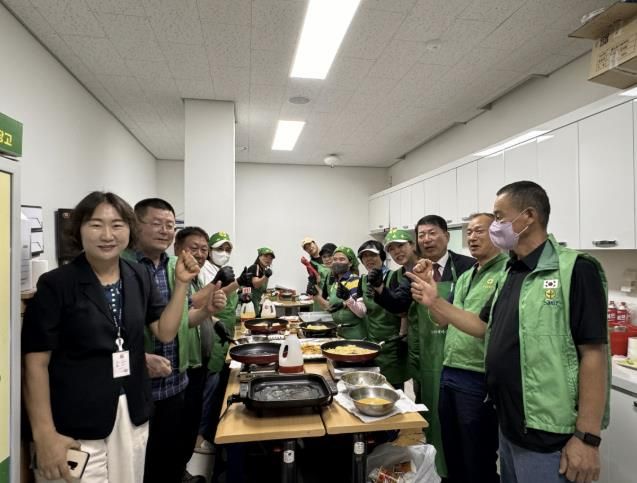 백경현 시장이 인창동 새마을협의회 회원들과 함께 명태전을 부치고 있다.